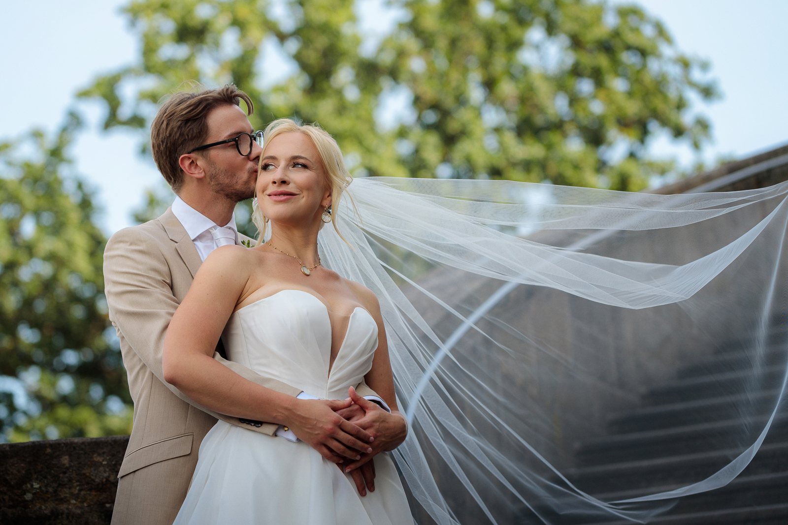 Svatební portrét novomanželů v zámeckých zahradách. Svatební fotograf Plzeň